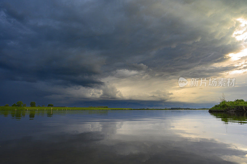 雷暴云正在接近IJsseldelta Kampen附近的Reevediep水道